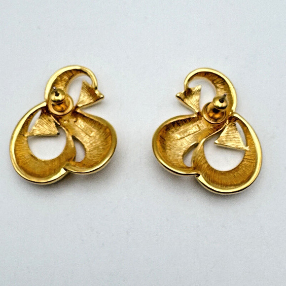 Vintage Monet Abstract Arrow Swirl Pierced Earrings Gold Tone 80s Retro Unusual - Picture 3 of 9